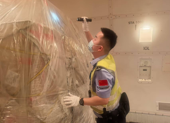 湖北边检总站助力鄂州花湖国际机场上半年国际货运航班量飙升333%闯入全国前四(图3)