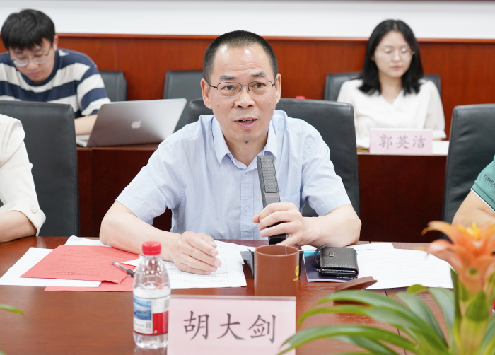 《2025年货车司机从业状况调查报告》发布会暨第十期现代物流与供应链智库论坛在京召开(图2)