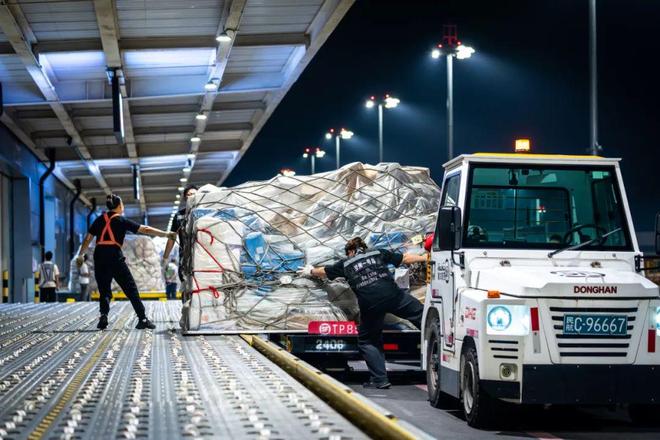 夜探鄂州花湖国际机场看专业货运枢纽机场“货”力全开(图4)