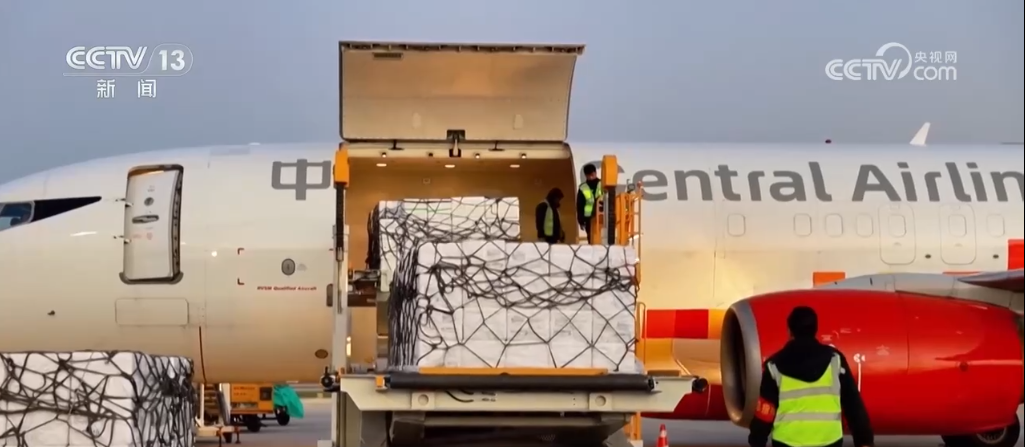 物流企业加码“出海”2024年我国国际和港澳台地区快递业务量增速达25%(图2)