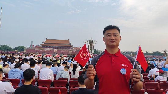 “深感自豪、驕傲！”多名京東物流快遞員受邀登上九三閱兵觀禮台(图1)