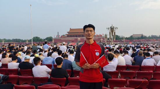 “深感自豪、驕傲！”多名京東物流快遞員受邀登上九三閱兵觀禮台(图2)
