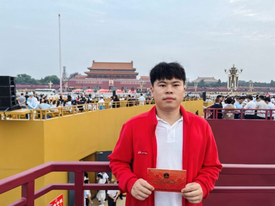 “深感自豪、驕傲！”多名京東物流快遞員受邀登上九三閱兵觀禮台(图5)