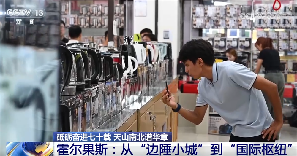 砥砺奋进七十载天山南北谱华章｜边陲小城→国际枢纽“黄金大通道”迎蝶变(图2)