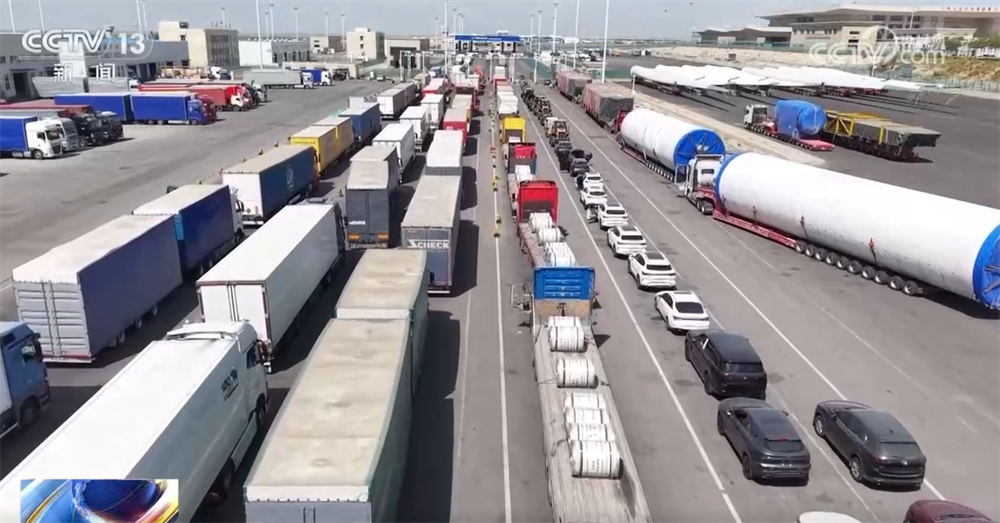 砥砺奋进七十载天山南北谱华章｜边陲小城→国际枢纽“黄金大通道”迎蝶变(图4)