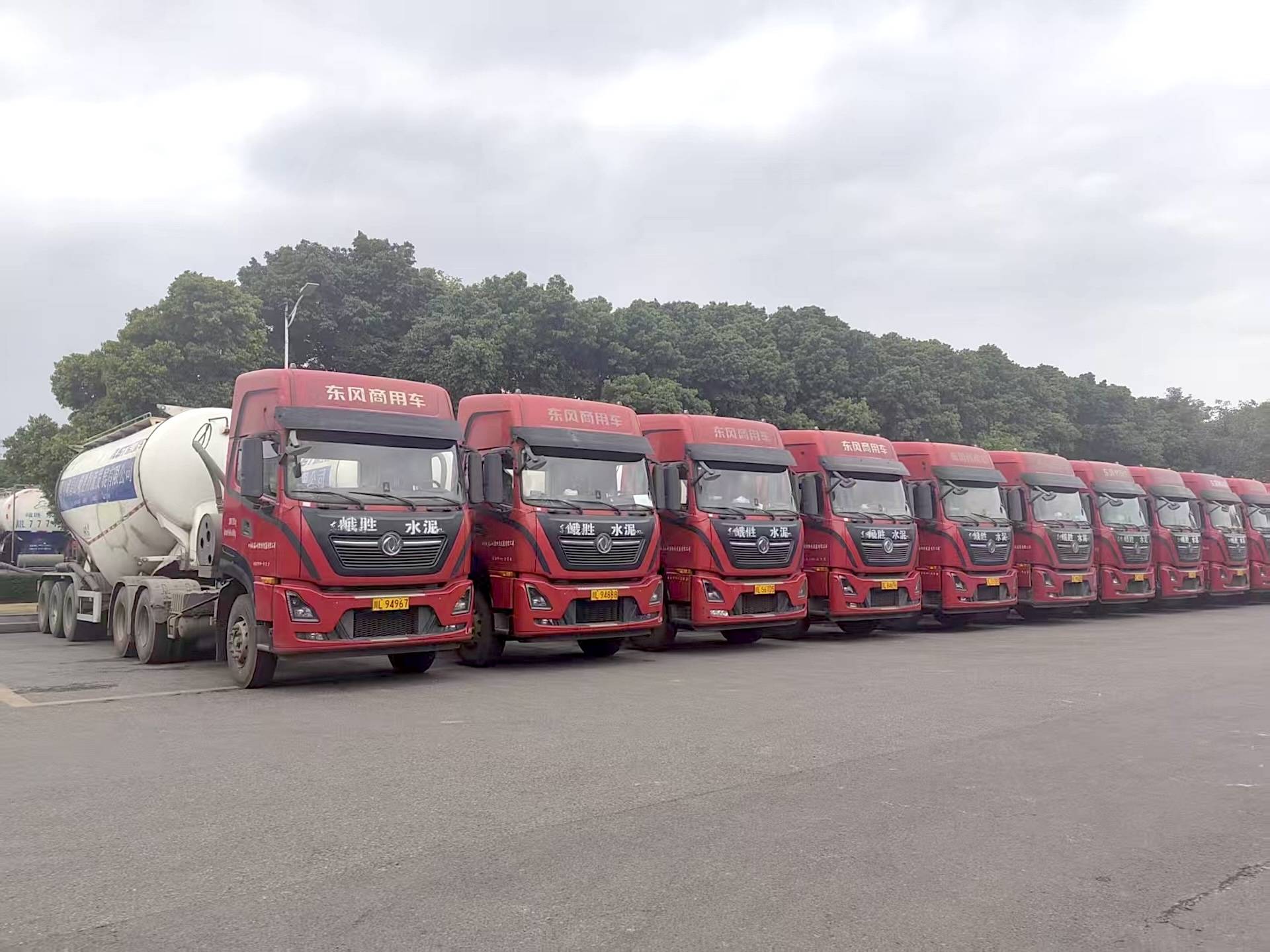 峨胜物流解锁新运力：东风天龙新能源助力乐山水泥运输成本直降75%(图2)