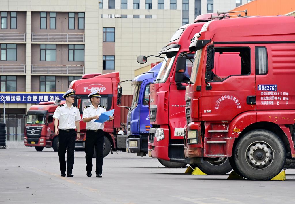 新华鲜报·规划建议新看点丨进出口平衡发展：“双轮”并进壮贸易强国“筋骨”(图2)