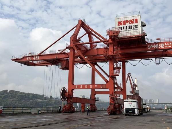 走一线企业看税收合规｜探访企业一线：以合规经营托举长江上游“强港梦”“智造”以促转型(图1)